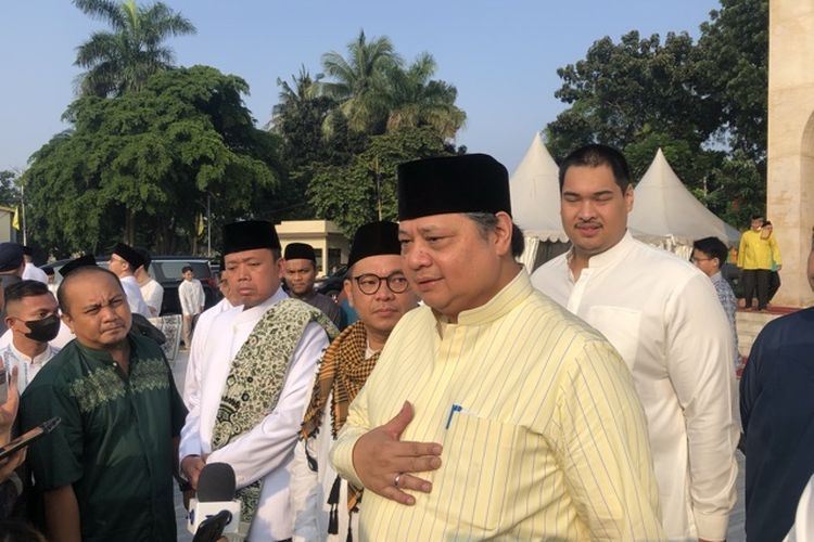Ketua Umum Partai Golkar Airlangga Hartarto, dan Ketua DPD Partai Golkar Jawa Barat (kiri) Ace Hasan Syadzily, serta Menpora Dito Ariotedjo di kantor DPP Partai Golkar, Slipi, Jakarta, Sabtu (22/4/2023). 