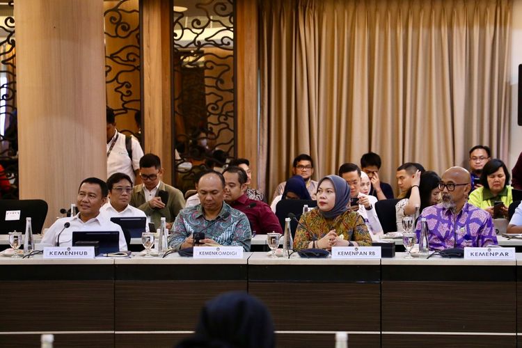 Rapat Tingkat Menteri (RTM) yang dipimpin Menteri Koordinator Bidang Pembangunan Manusia dan Kebudayaan (Menko PMK) Pratikno di Kantor Kemenko PMK, Jakarta, Kamis (12/2/2026).