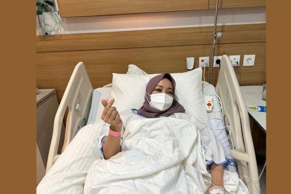 Atalia Praratya, istri Ridwan Kamil, dirawat di Rumah Sakit Boromeus dan harus diinfus karena demam tinggi.

