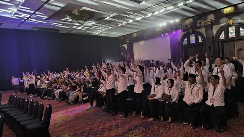 Pendukung Tiga Paslon Adu Yel-Yel di Jeda Debat Pilkada Kota Tangerang 2024