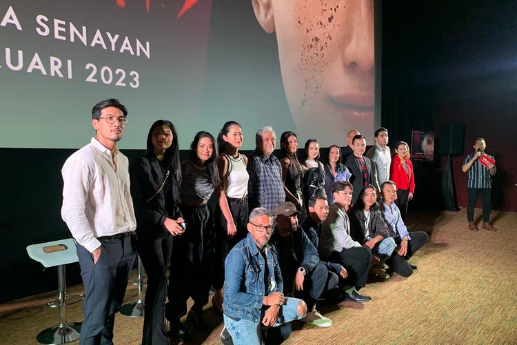 Para cast dan sutradara serial Katarsis dalam konferensi pers di Plaza Senayan, Jakarta Pusat, Senin (13/2/2023). 