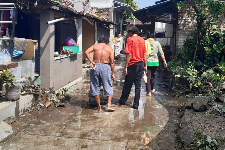 Warga di Solo Bersih-bersih Rumah dari Lumpur Sisa Banjir