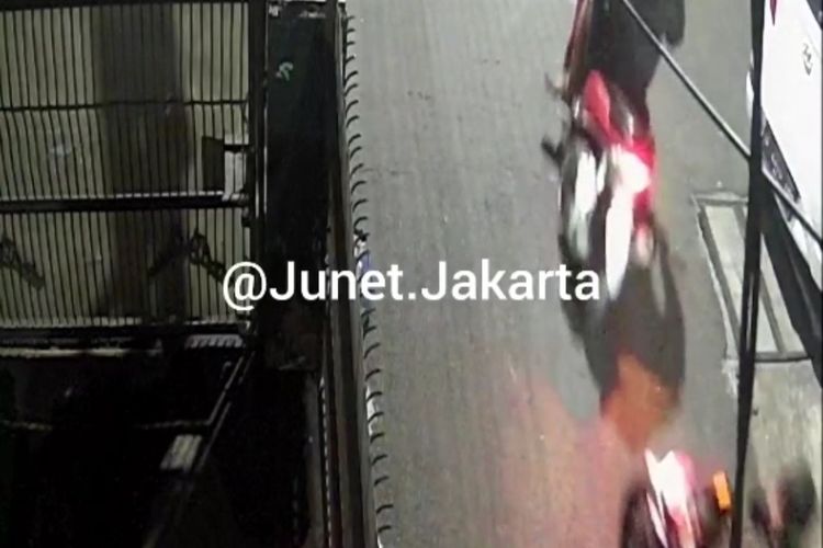Tangkapan layar rekaman CCTV aksi pencurian sepeda motor terjadi di kawasan Kota Bambu Selatan, Palmerah, Jakarta Barat, pada Selasa (13/9/2022) dini hari. 