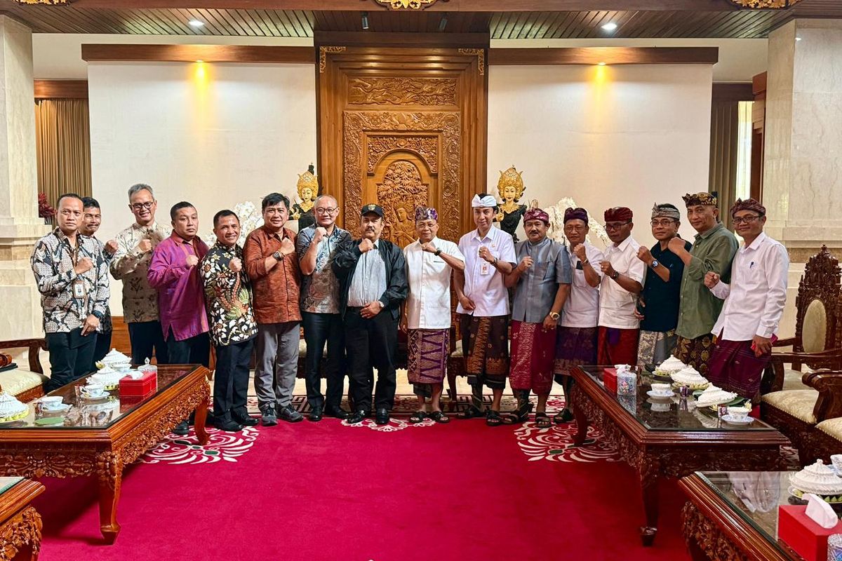 Gubernur Bali, Wayan Koster menyambut kunjungan kerja Menteri Perencanaan Pembangunan Nasional (PPN)/Kepala Badan Perencanaan Pembangunan Nasional (Bappenas), Rachmat Pambudy, beserta rombongan pada Kamis (13/11/2025) di Jaya Sabha, Denpasar.