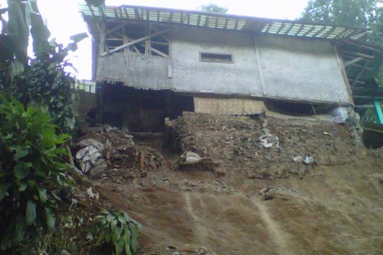 Sebuah rumah tergerus longsor di Kampung Pasir Angin Tonggoh, Desa Mekarjaya, Kecamatan Caringin, Sukabumi, Jawa Barat, Jumat (24/2/2017). Bencana tanah longsor itu terjadi Rabu (22/2/2017) petang dampak hujan mengguyur daam beberapa hari terakhir.


