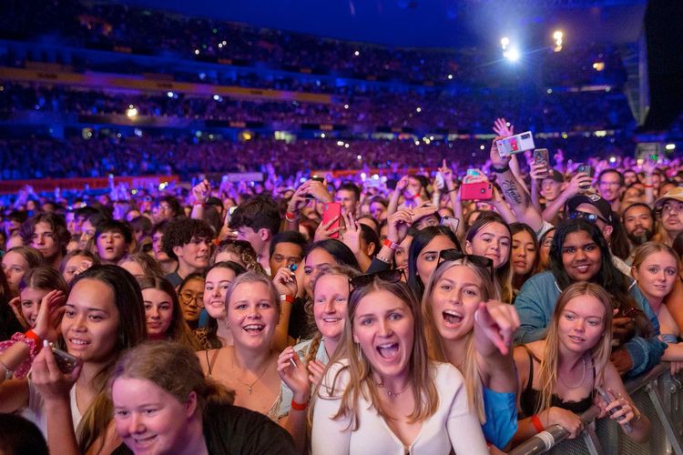 Konser Six60 di Eden Park, Auckland, Sabtu (24/4/2021) menghadirkan 50.000 penonton tanpa masker dan tanpa jarak sosial. Konser ini disebut sebagai konser terbesar di dunia setelah pandemi Covid-19 melanda. 