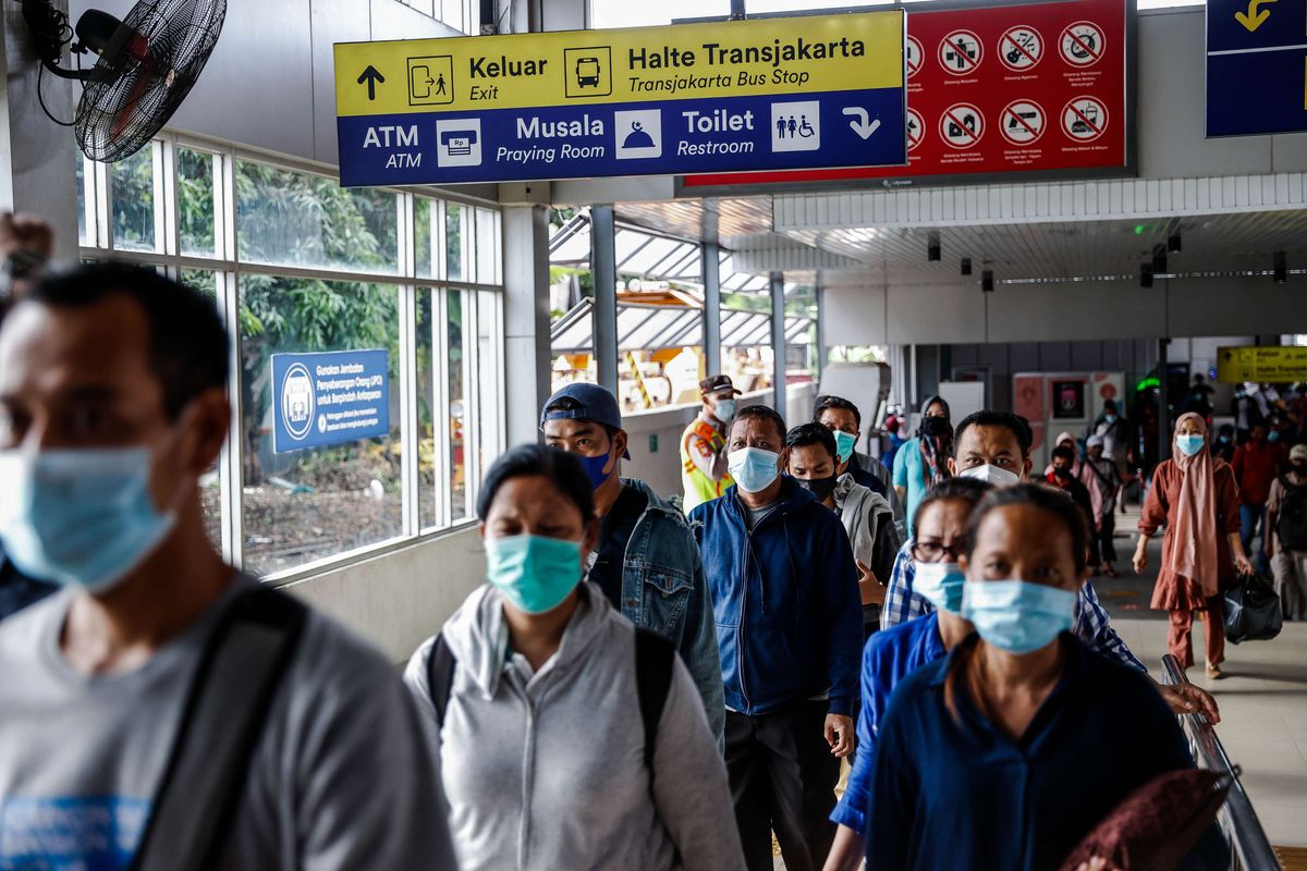 Penumpang KRL (Kereta Rel Listrik) memasuki Stasiun Tanah Abang, Jakarta Pusat, Senin (21/6/2021). PT KAI Commuter melakukan tes acak kepada penumpang KRL dari tanggal 21-27 Juni 2021 guna mencegah penyebaran wabah Covid-19.