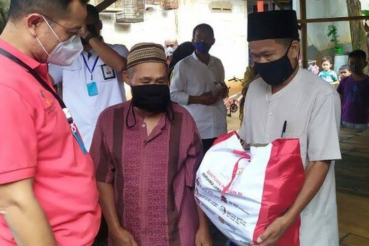 (Dok. Kompas.com) Pemberian bantuan sosial kepada warga yang terdampak Covid-19.