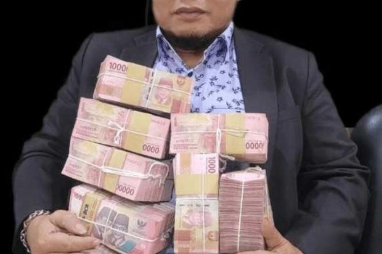 Foto anggota DPRD Pelalawan, Nazar Arnas memamerkan uang banyak hingga viral di media sosial, Kamis (30/3/2023).