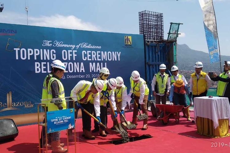 Topping Off Ceremony Bellazona Park Mall, Jumat (20/12/2019).