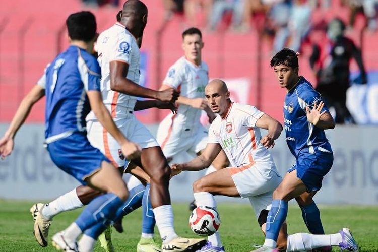Pemain Borneo FC berebut bola dengan pemain PSIM Yogyakarta pada laga pekan ke-5 Super league 2025-2026 yang berakhir dengan skor 1-3 di Stadion Sultan Agung Bantul, Minggu (14/9/2025) sore.