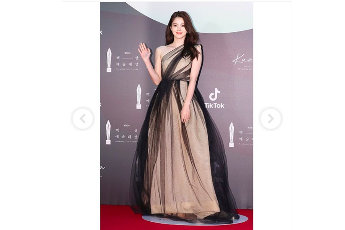 Han So Hee begitu anggun dengan balutan gaun satu bahu karya Alex Perry di Baeksang Arts Awards 2020.