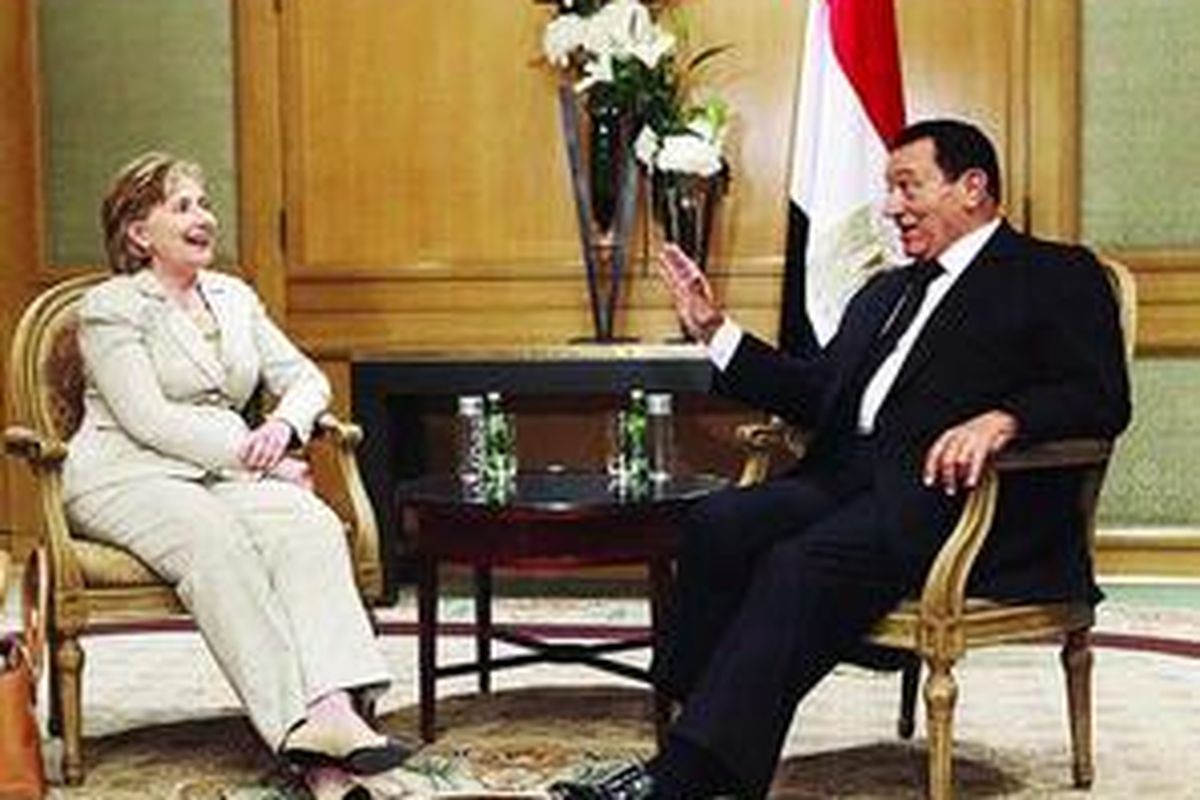 Menteri Luar Negeri AS Hillary Rodham Clinton ketika bertemu Presiden Mesir Hosni Mubarak,Senin (17/8), guna membicarakan soal perdamaian di Timur Tengah selama kunjungan Mubarak ke Washington.