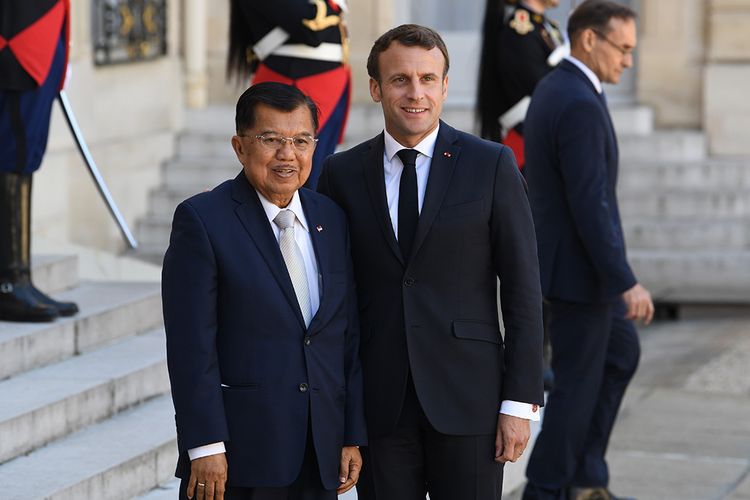 Wakil Presiden Jusuf Kalla (kiri) diterima kedatangannya oleh Presiden Perancis Emmanuel Macron saat hendak menghadiri forum internasional bertajuk Christchurch Call to Action di Istana Elysee, Paris, Perancis, Rabu (15/5/2019). Dalam gelaran KTT Paris: Ekstrimisme Online itu, JK menyampaikan sejumlah fokus yang perlu dilakukan oleh bangsa-bangsa dalam mengantisipasi tindak terorisme.