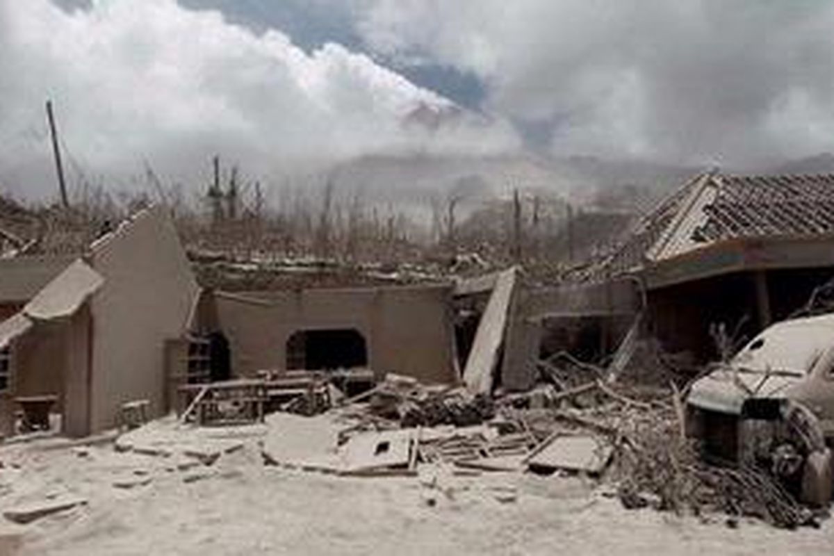 Puing rumah dan kendaraan warga yang hancur akibat Letusan Gunung Merapi di Dusun Kinahrejo, Desa Umbulharjo, Cangkringan, Sleman, DI Yogyakarta, Rabu (27/10/2010). Akibat letusan Gunung Merapi ribuan warga mengungsi, ratusan rumah hancur, dan 25 orang meninggal dunia.