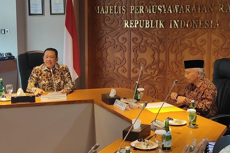 Ketua MPR Bambang Soesatyo (kiri) duduk berdampingan dengan mantan Ketua MPR periode 1999-2004 Amien Rais di Kompleks Parlemen Senayan, Jakarta, Rabu (5/6/2024).