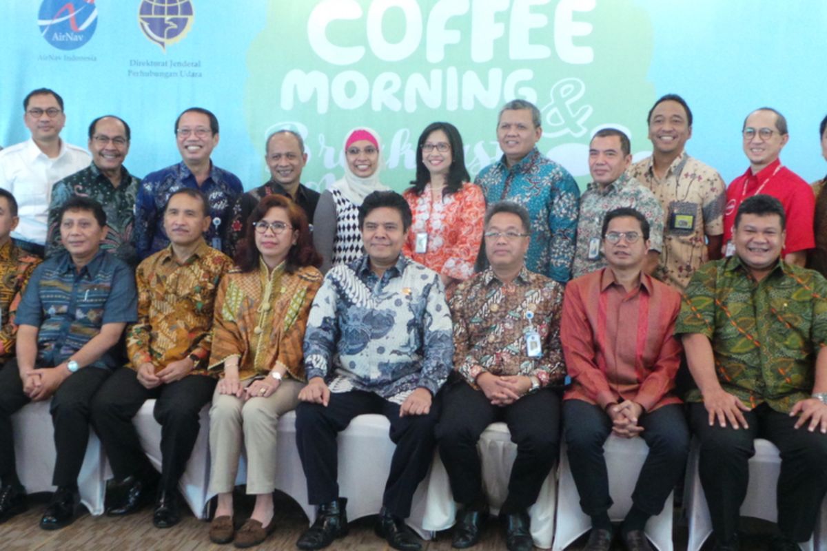 Coffee morning bersama Dirjen Perhubungan Udara Kementerian Perhubungan Agus Santoso (tengah, pakai batik biru), Direktur Utama Perum Lembaga Penyelenggara Pelayanan Navigasi Penerbangan Indonesia (LPPNPI) atau AirNav Indonesia Novie Riyanto (kiri Agus), dan petinggi lainnya, di Gedung Airnav, Tangerang, Banten, Jumat (26/5/2017).