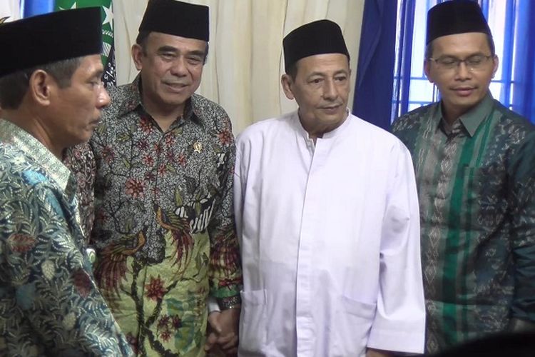 Menteri Agama Fachrul Razi dan anggota Wantimpres Habib Luthfi bin Ali bin Yahya saat berada di Kota Pekalongan Jawa Tengah, Kamis (19/12/2019). 