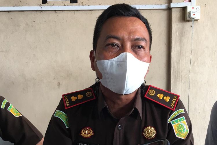 Kepala Kejaksaan Negeri Bintan I Wayan Riana saat menjelaskan kasus mafia lapak di sejumlah pasar di daerahnya. 