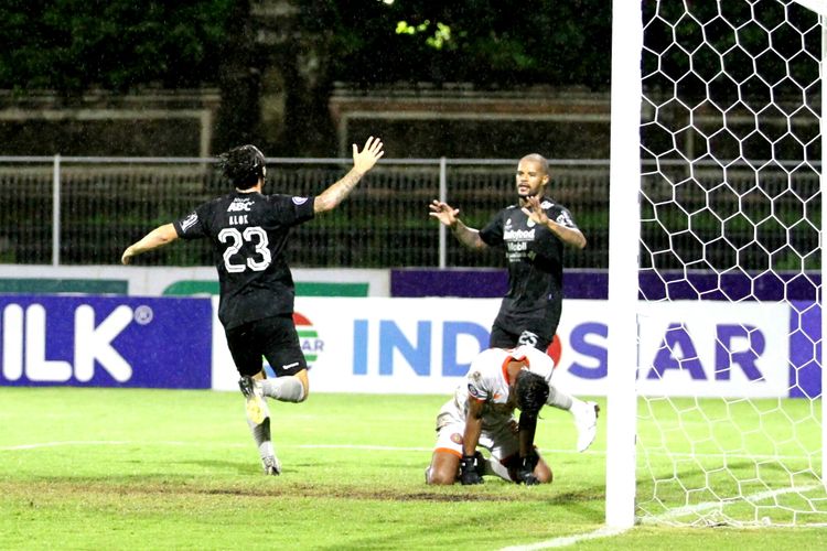 Dua pemain Persib Bandung, Marc Anthony Klok dan David da Silva, merayakan gol ketiga ke gawang Persiraja Banda Aceh. Dalam pertandingan pekan ke-29 Liga 1 2021-2022 yang berlangsung di Stadion I Gusti Ngurah Rai, Denpasar, Sabtu (5/3/2022) itu Persib menang dengan skor 3-1 atas Persiraja.
