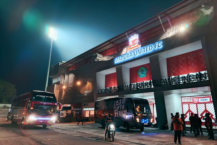 Situasi depan stadion usai ricuh antar suporter pada laga pekan ke-1 Super League 2025-2026 antara Madura United vs Persis Solo yang berakhir dengan skor 1-2 di Stadion Gelora Madura Ratu Pamelingan, Kabupaten Pamekasan, Sabtu (9/8/2025) malam.