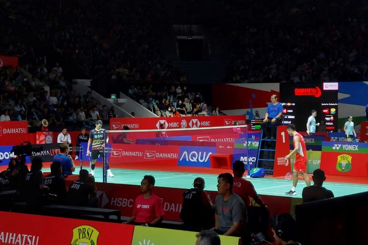 Suasana pertandingan Jonatan Christie melawan Lu Guang Zu (China) pada babak 32 besar Indonesia Masters 2024 di Istora Senayan, Jakarta, Rabu (24/1/2024). 