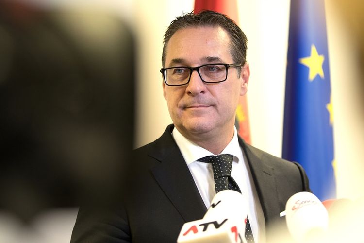 Politisi partai sayap kiri yang juga Ketua Partai Kebebasan Austria, Heinz-Christian Strache dikritik karena keterlibatannya dalam pemerintahan Austria.