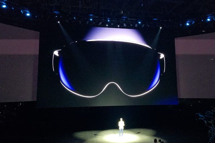 EVP Head of Customer Experience Samsung, Jay Kim memamerkan perangkat headset XR Samsung Project Moohan di Galaxy Unpacked 2025 di San Jose, AS, pada Rabu (22/1/2025) waktu setempat.