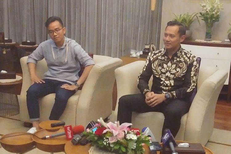 Putra Sulung Presiden Joko Widodo Gibran Rakabuming (kiri) dan Putra Sulung Presiden ke-6 RI Susilo Bambang Yudhoyono, Agus Harimurti Yudhoyono, saat bertemu di Istana, Kamis (10/8/2017).