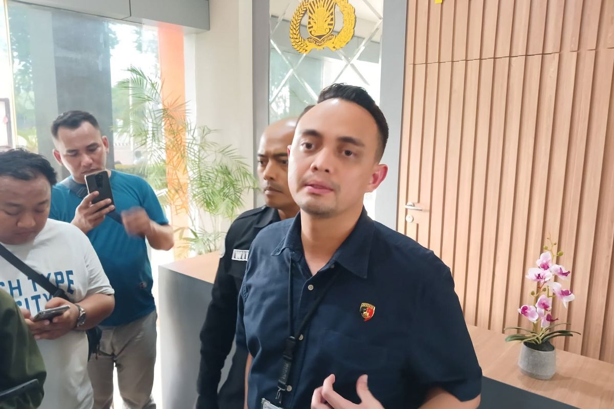 Kasatreskrim Polres Gresik AKP Aldhino Prima Wirdhan (depan), saat memberi keterangan pada awak media di Mapolres Gresik, Jawa Timur, Kamis (14/11/2024).