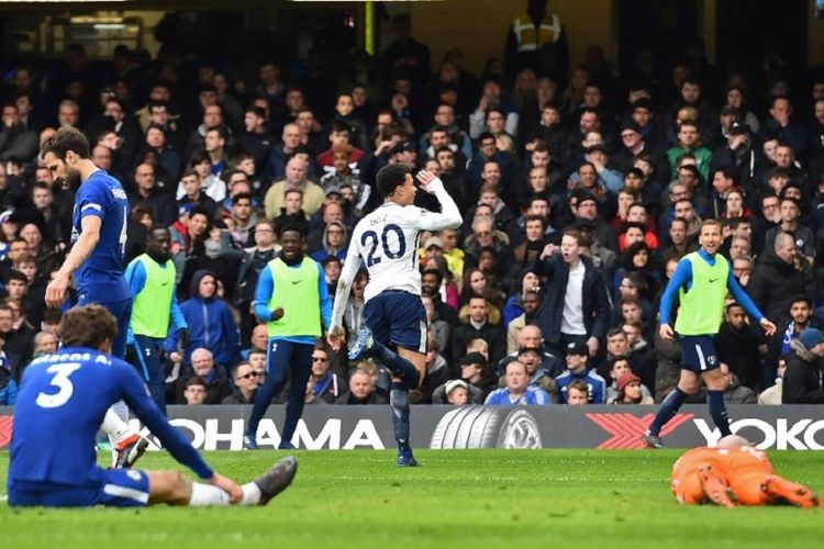 Dele Alli merayakan gol Tottenham Hotspur ke gawang Chelsea pada pertandingan pekan ke-32 Premier League di Stadion Stamford Bridge, Minggu (1/4/2018). 