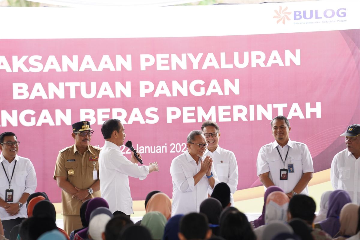 Menteri Perdagangan (Mendag) Zulkifli Hasan (Zulhas) mendampingi Presiden Joko Widodo (Jokowi) melakukan kunjungan kerja (kunker) penyaluran bantuan pangan dari pemerintah di Jawa Tengah (Jateng), Senin (22/1/2024). 
