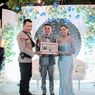 Sambangi Pesta Nikah, Bhabinkamtibmas di NTT Beri Piagam Duta Anti-KDRT kepada Pengantin