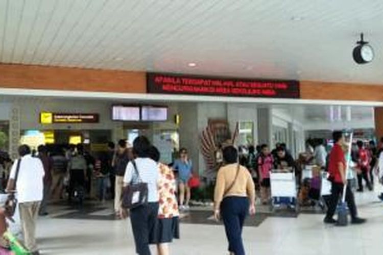 Wisatawan tiba di Bandara Ngurah Rai, Bali. 