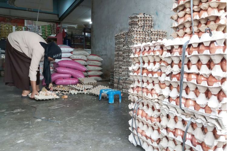 Permintaan telur ayam ras cukup tinggi, per hari bisa mencapai 1.800.000 butir telur di Batam, Senin (16/7/2018). Akibat tingginya permintaan, harga jual telur ayam ras mencapai hingga Rp 52.000 per papan atau untuk harga eceran tembus Rp 2.000 per butir.