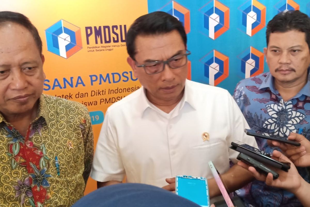 Kepala Staf Kepresidenan Jend. (Purn.) Moeldoko didampingi Menristekdikti Mohamad Nasir dan Dirjen SDID Ali Ghufron Mukti dalam Anjangsana PMDSU Batch-3 2019 di Jakarta, Selasa (15/10/2019).