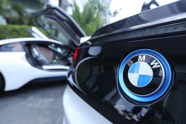 Sejumlah mobil Bmw i8 dipamerkan saat acara penyerahan kunci di Grand Hyatt, Jakarta, Kamis (20/4/2017). Penyerahan unit pertama kali dilakukan oleh BMW dengan penyerahan kunci secara resmi oleh President Director BMW Group Indonesia Karin Lim kepada pemilik pertamanya.
