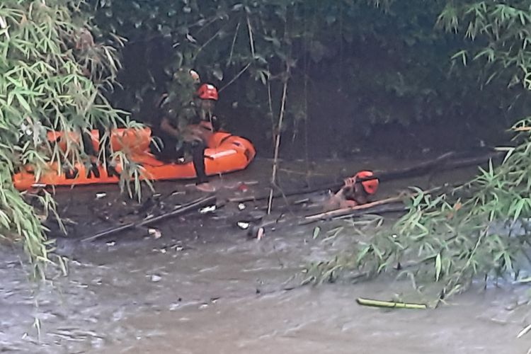 Petugas BPBD Lumajang tengah mencari tubuh korban hanyut di Sungai Bondoyudo