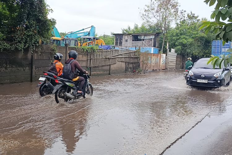 Jalan Marunda Makmur Bekasi Banjir, Warga Keluhkan Tak Ada Drainase