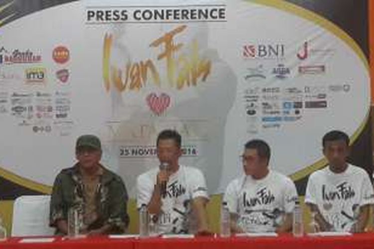 Iwan Flas (kiri) saat konferensi pers di Kota Malang, Jumat (25/11/2016)