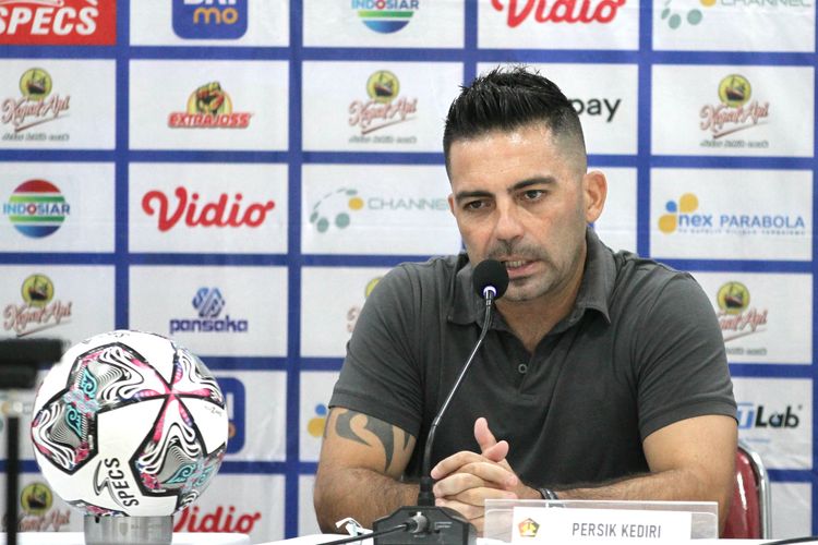 Pelatih Persik Kediri di Liga 1 2021-2022, Javier Roca.