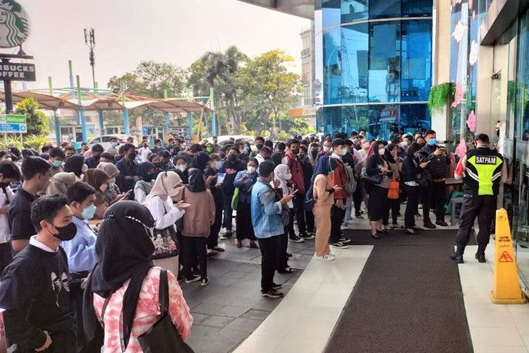 Ratusan pencari kerja mulai memadati depan gedung pusat perbelanjaan Season City, Tambora, untuk mengikuti bursa kerja (job fair) oleh Suku Dinas Tenaga Kerja Transmigrasi dan Energi Jakarta Barat, Selasa (2/8/2022).