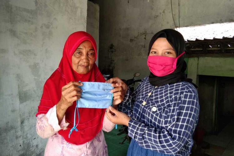 Siswi kompetensi keahlian tata busana SMKN 1 Sayung Kabupaten Demak, Jateng, membagikan masker karya mereka sendiri hasil dari pembelajaran daring, untuk mengantisipasi penyebaran wabah covid 19, Jumat (27/3/2020)