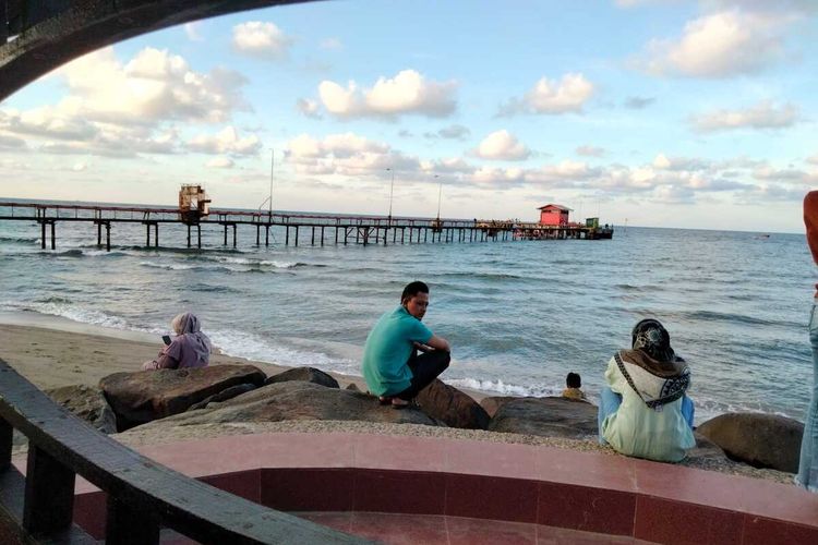 Warga berada di salah satu lokasi berbuka puasa paling favorit yaitu di Pondok Bahari, Desa Hagu, Kecamatan Banda Sakti, Kota Lhokseumawe, Aceh, Sabtu (17/4/2022)