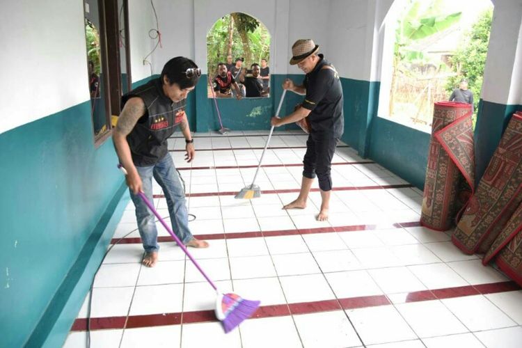 Preman-preman membersihkan masjid atas arahan Bupati Purwakarta Dedi Mulyadi 