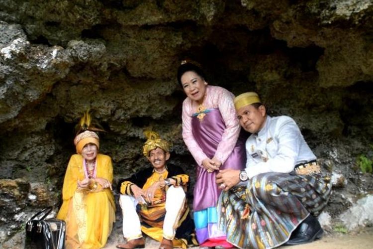 Wali Kota Baubau, AS Thamrin (kedua dari kiri) bersama Wakil Wali Kota Baubau, Wa Ode Maasra Manarfa, mengunjungi goa tempat persembunyian Raja Bone, Aru Palaka di benteng Keraton Kesultanan Buton,  Sulawesi Tenggara, Senin (20/11/2017).