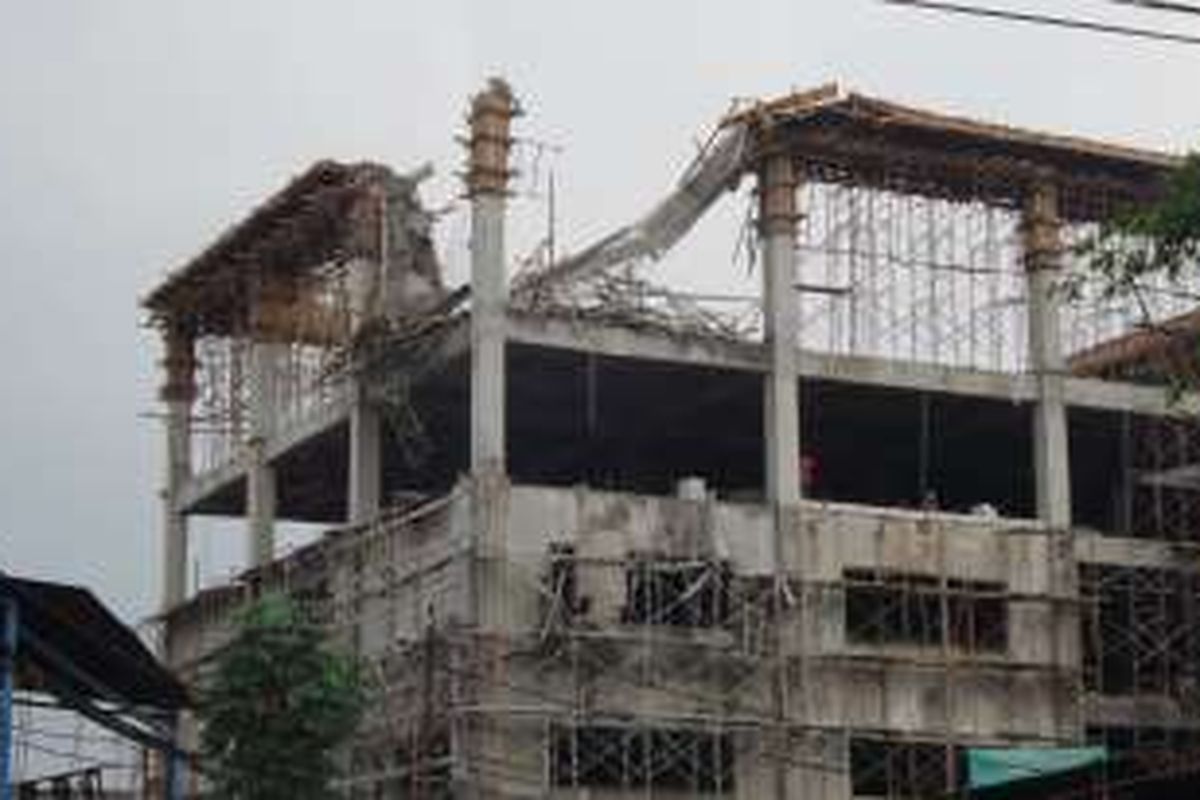 Kondisi salah satu gedung di kompleks Universitas Islam Negeri (UIN) Syarif Hidayatullah di Ciputat, Tangerang Selatan, Senin (21/11/2016). Gedung yang masih dalam pembangunan ini sempat roboh sebagian pada Sabtu (19/11/2016) lalu dan melukai sejumlah pekerja proyek.