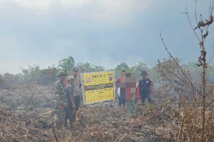 Petugas kepolisian menangkap pelaku karhutla di Kecamatan Bangko Pusako, Kabupaten Rohil, Riau, Sabtu (23/3/2024).