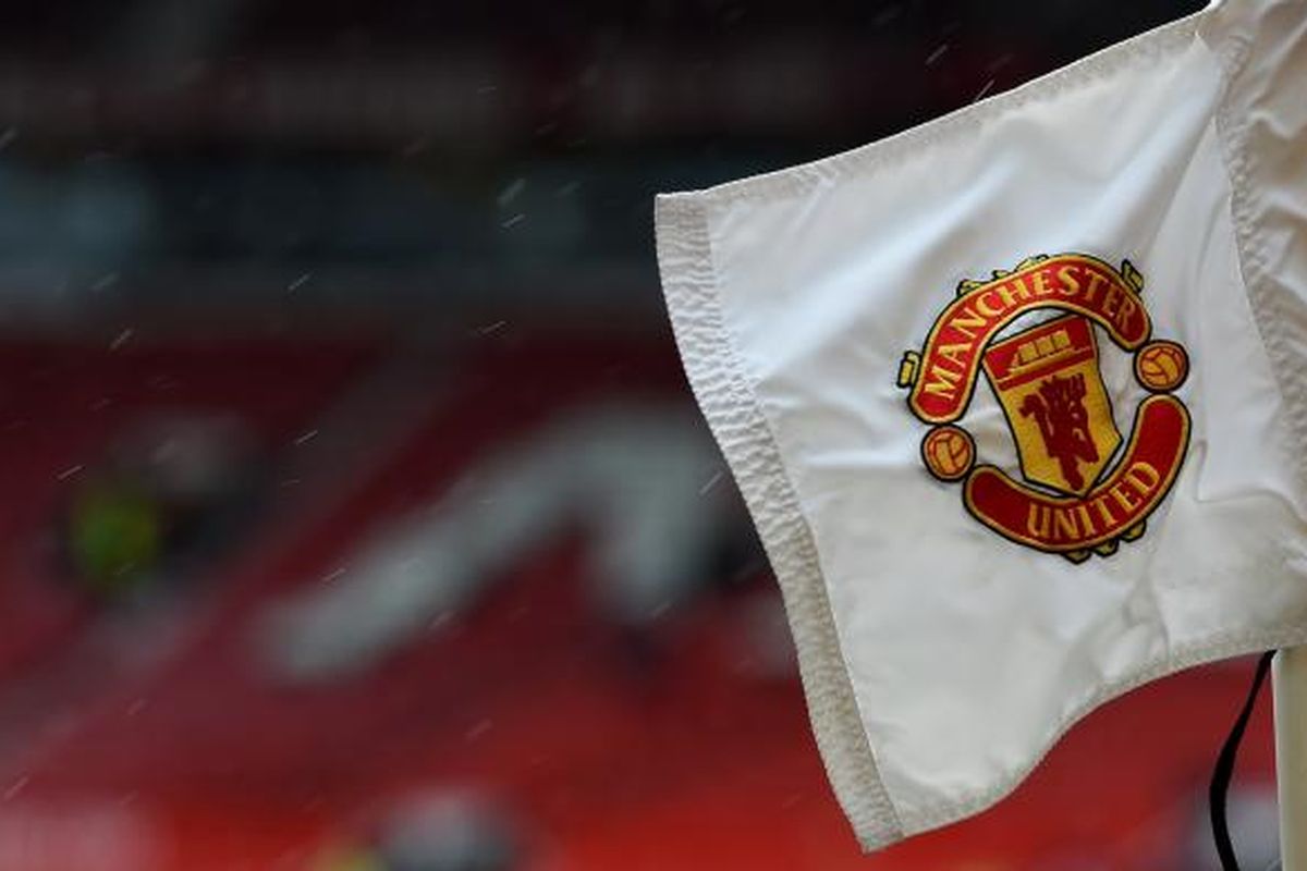 Logo Manchester United, pada bendera di salah satu titik sepak pojok, lapangan Stadion Old Trafford. Foto diambil pada Minggu (12/4/2015), sebelum pertandingan Premier League antara Manchester United dan Manchester City.