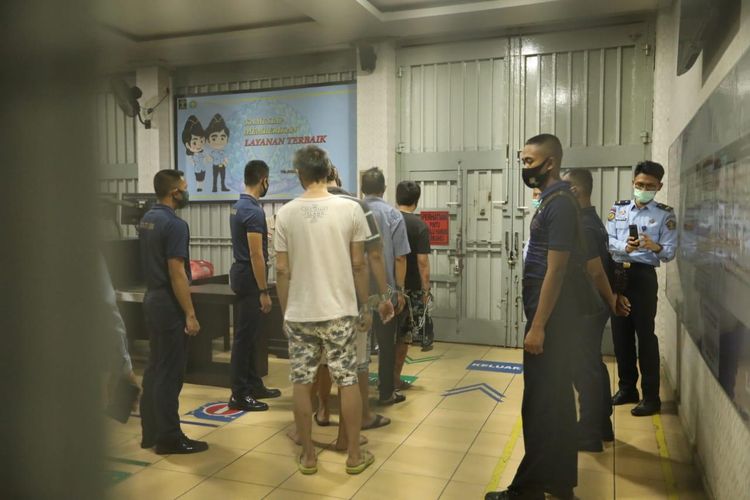 Suasana pemindahan narapidana bandar narkoba dari Lapas Kelas I Tangerang, Selasa (22/9/2020).